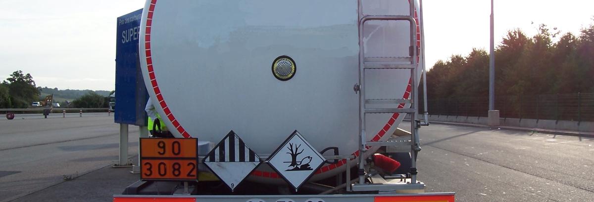 Photo de l’arrière d’une citerne routière transportant une marchandise dangereuse du point de vue environnemental.
