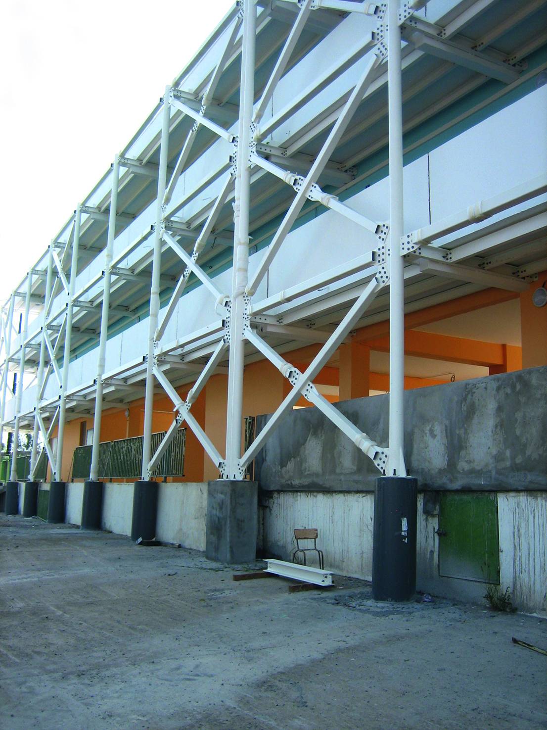 Photo d’un confortement parasismique d’une école à Sainte-Luce, en Martinique. Des structures en croix viennent renforcer la façade extérieur du bâtiment.