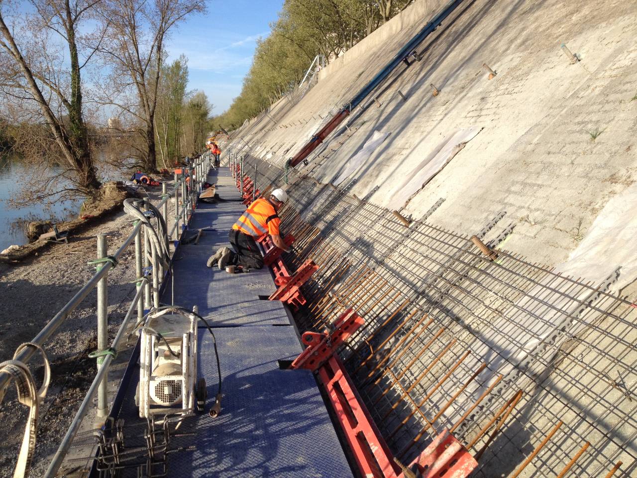 Photo d’ouvrier réalisant des travaux de renforcement de la digue de Toulouse.