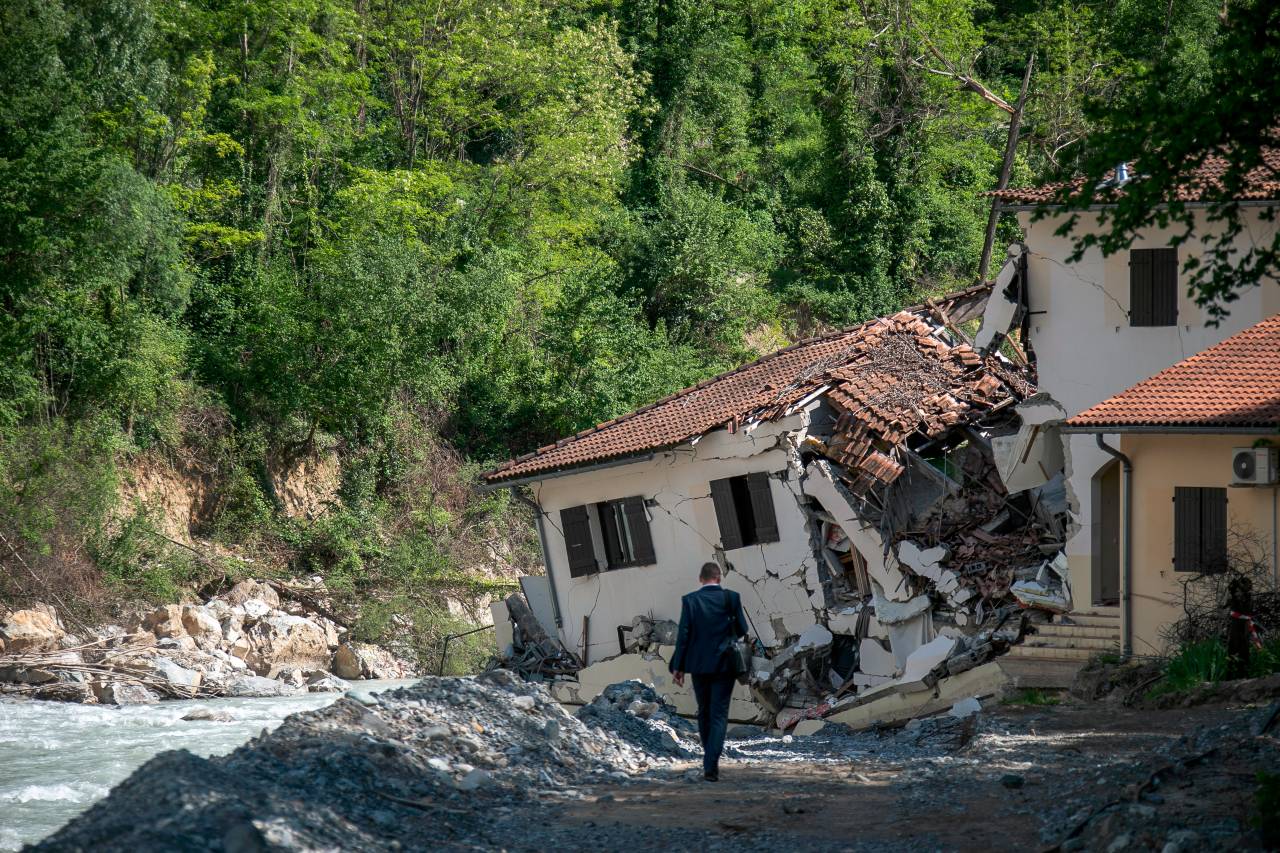 Photo d’une maison écroulée sur les rives de la Roya, rivière des Alpes-Maritimes qui est violemment sortie de son lit en octobre 2020.