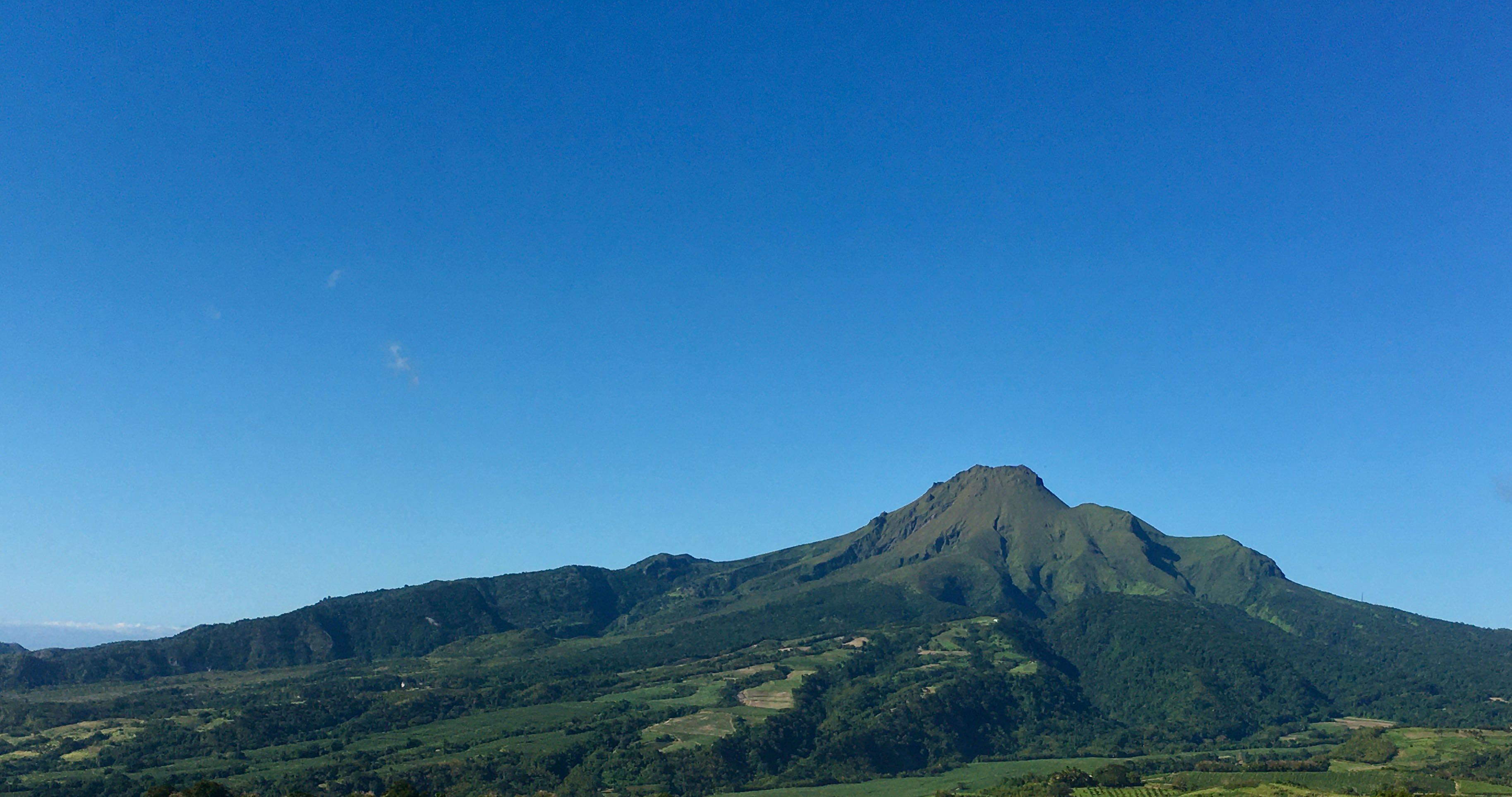 Photo panoramique de la montagne Pelée endormie, en Martinique.