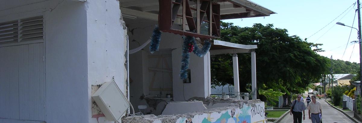 Photo prise après le séisme survenu aux Saintes, en Guadeloupe, fin 2004. La façade du club du 3e âge est complètement détruite.