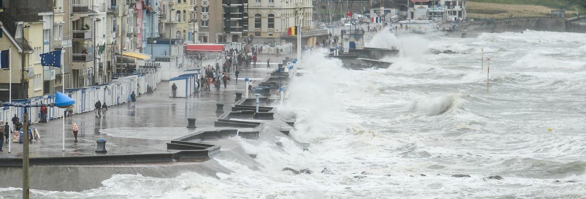 Photo de vagues heurtant une promenade lors d'une tempête